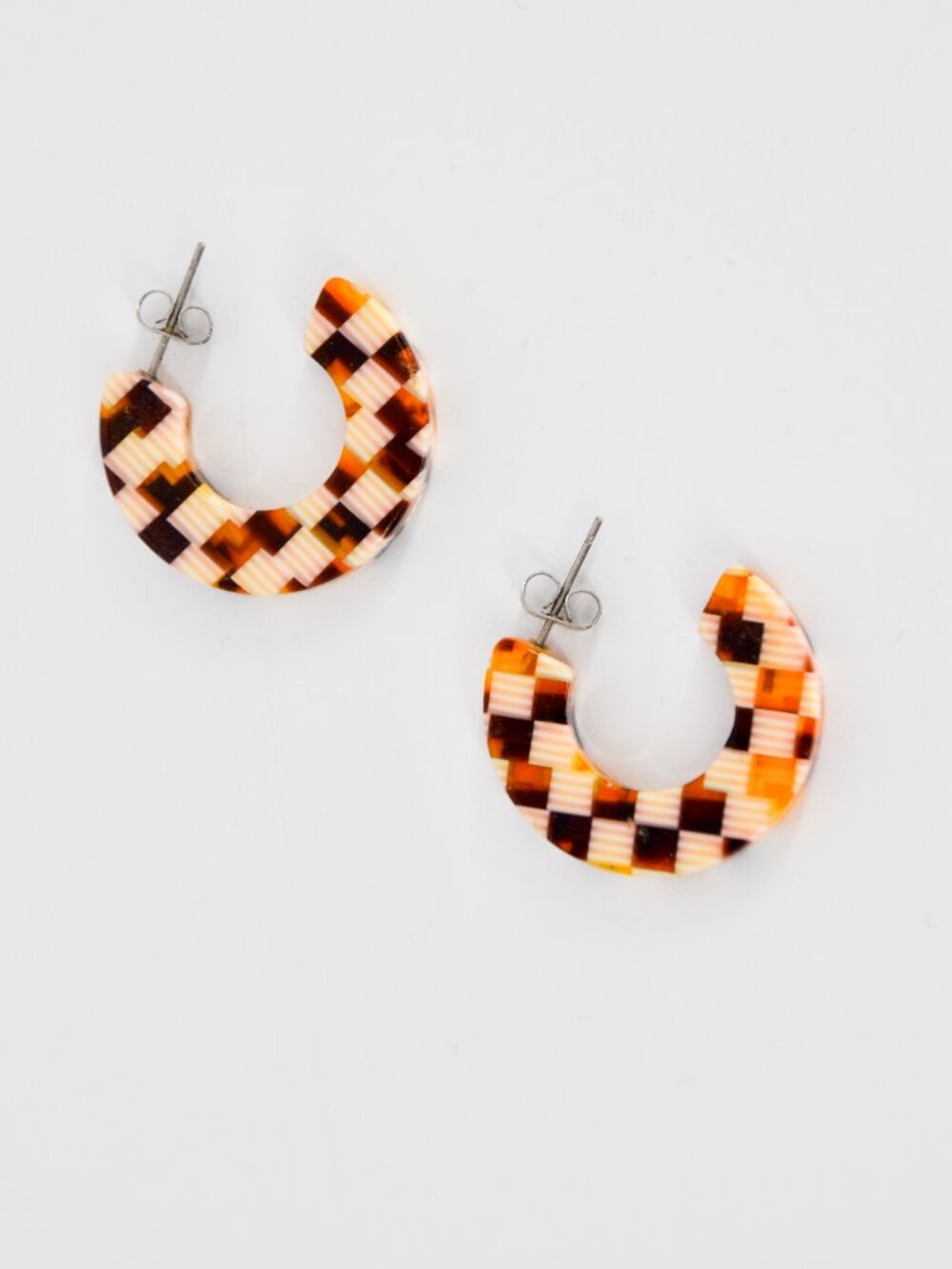 Nat + Noor Checkered Acrylic Hoop Earrings Cream Brown